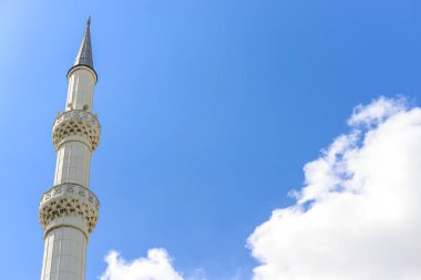 Minare mavi gökyüzü arka plan üzerinde. Yakın çekim.