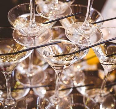 Vermut ile dolu Martini gözlük