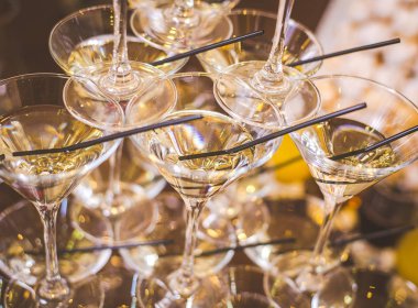 Vermut ile dolu Martini gözlük