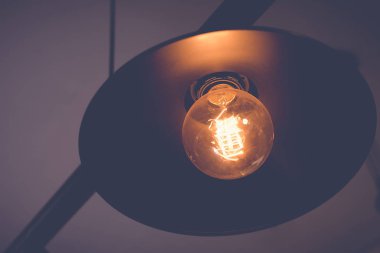 Retro lambaları tavanda. Yakın çekim.