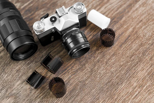 Retro-Fotokamera auf einem Holztisch. Jahrgangsstil. — Stockfoto