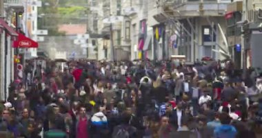 Istanbul, Türkiye - 23 Temmuz 2016: Istiklal Caddesi, Taksim. Timelapse.