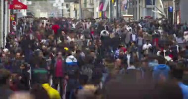 Istanbul, Türkiye - 23 Temmuz 2016: Istiklal Caddesi, Taksim. Timelapse.