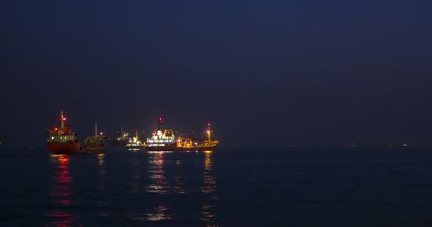 Rybářský člun a nákladní lodě při západu slunce. Istanbul, Turecko. Časová prodleva. — Stock video