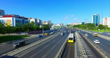 Istanbul, Türkiye - 25 Temmuz 2016: Merter Istanbul'da şehir trafik. Merter Istanbul 'un alışveriş bölgelerinden biri.