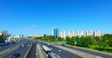 Istanbul, Türkiye - 25 Temmuz 2016: Merter Istanbul'da şehir trafik. Merter Istanbul 'un alışveriş bölgelerinden biri.