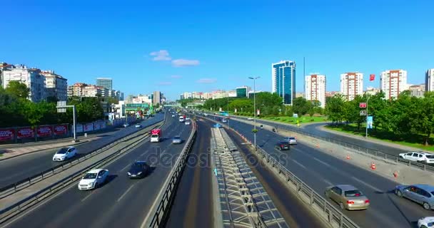 ISTANBUL, TURQUÍA - 25 DE JULIO DE 2016: Tráfico urbano en Merter, Estambul. Merter uno de los distritos comerciales de Estambul . — Vídeo de stock