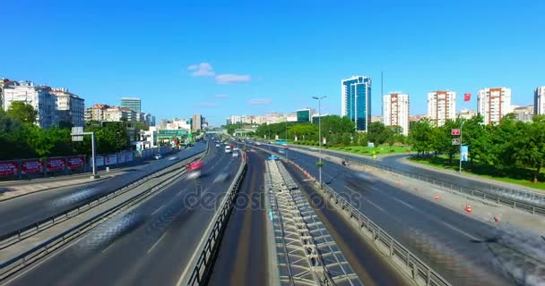 Istanbul, Türkei - 25. Juli 2016: Stadtverkehr am Merter in istanbul. Fusion eines der Einkaufsviertel von Istanbul. — Stockvideo