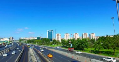 Istanbul, Türkiye - 25 Temmuz 2016: Merter Istanbul'da şehir trafik. Merter Istanbul 'un alışveriş bölgelerinden biri.