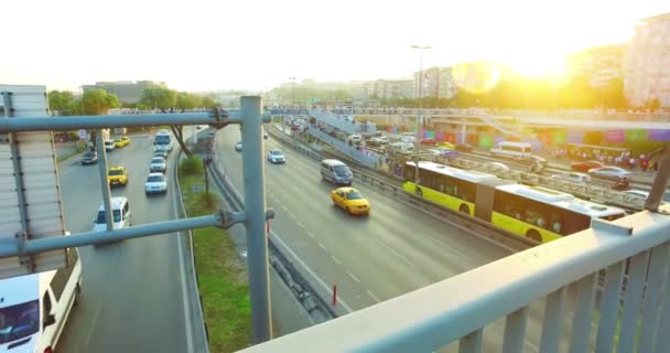 Стамбул, Туреччина - 25 липня 2016: Міський транспорт на Merter в Стамбулі. Merter, одна з торгових районів Стамбула. — стокове відео