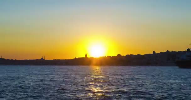 Istanbul. uskudar Blick bei Sonnenuntergang in der Türkei. — Stockvideo