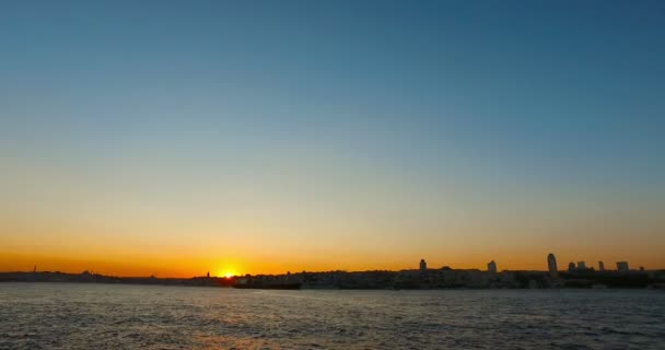 Istanbul. Uskudar weergave bij zonsondergang in Turkije. — Stockvideo