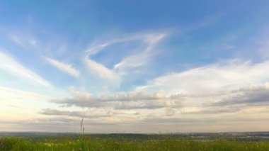 Pastoral kırsal görünümü yavaşça patchwork tarım arazileri inişli çıkışlı. 4 k yüksek kaliteli görüntüleri.