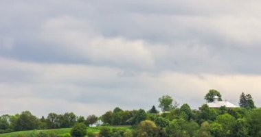 Tepede olan kilise Pastoral kırsal manzara. 4 k yüksek kaliteli görüntüleri.