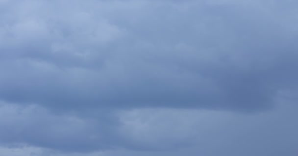 Beaux nuages avec fond bleu ciel. Météo nature .