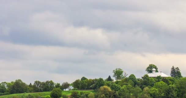 Idyllische Ländliche Aussicht Auf Die Kirche Die Auf Dem Hügel — Stockvideo