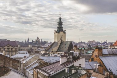Şehri Lviv, Ukrayna'nın en iyi açıdan. Eski evler çatılar.