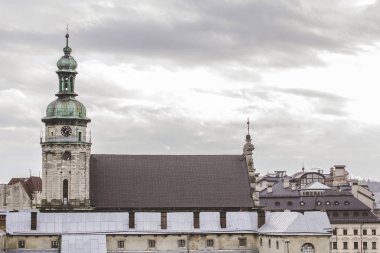 Şehri Lviv, Ukrayna'nın en iyi açıdan. Eski evler çatılar.