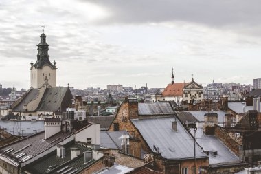 Şehri Lviv, Ukrayna'nın en iyi açıdan. Eski evler çatılar.