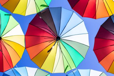 Renkli şemsiyeler Mavi, yeşil, kırmızı, gökkuşağı arka plan şemsiyeleri Gökyüzü şemsiyeli sokak