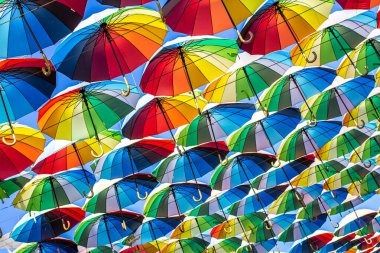 Renkli şemsiyeler Mavi, yeşil, kırmızı, gökkuşağı arka plan şemsiyeleri Gökyüzü şemsiyeli sokak
