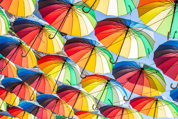 Bunte Sonnenschirme Blau Grün Rot Regenbogenschirme Hintergrund Straße Mit Sonnenschirmen — Stockfoto