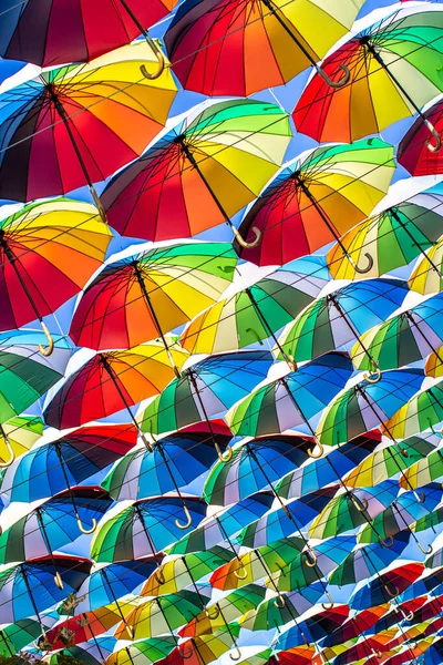 Цветные Зонтики Синий Зеленый Красный Радужный Зонтики Задний План Улица — стоковое фото
