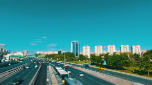 城市宽阔的道路 交通和基础设施发展中的车辆交通 具有倾斜和换向的效果 — 图库视频影像