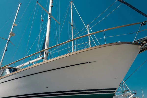 Velero blanco en el puerto — Foto de Stock