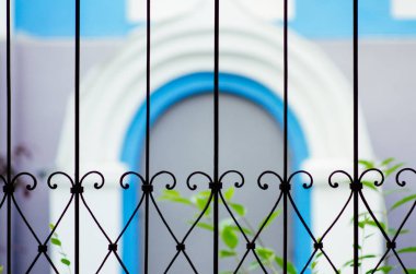 Barlar bulanık mavi kapıdan görünümünü