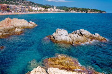 panoramik deniz kıyısı rock cliff ve bir kasaba ile arka plan üzerinde