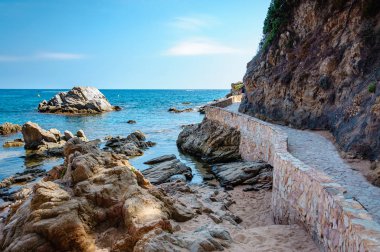 panoramik manzaralı sahil rock cliff ve bir yol ile