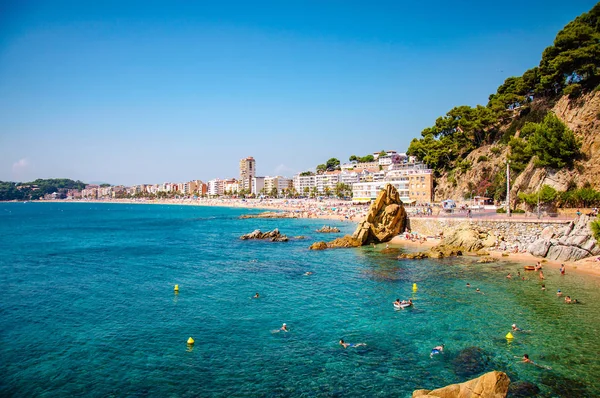 panoramik deniz kıyısı rock cliff ve bir kasaba ile arka plan üzerinde
