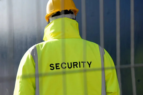 Säkerhetspersonal Bakom Metallstängsel Skyddar Egendom — Stockfoto