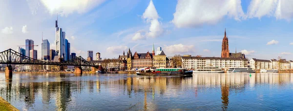 Wide color panorama of the city of Frankfurt am Main over the river — Stock Photo, Image