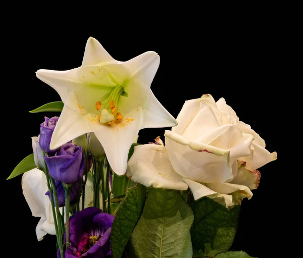 Giglio bianco, lisianthus, rosa macro bouquet su sfondo nero — Foto Stock