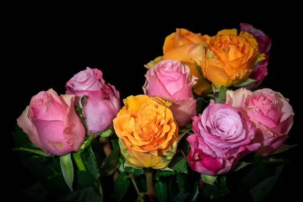 Colorato bouquet di rose vibranti, sfondo nero e sfocato — Foto Stock