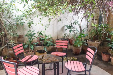 ahşap masa ve sandalyeler