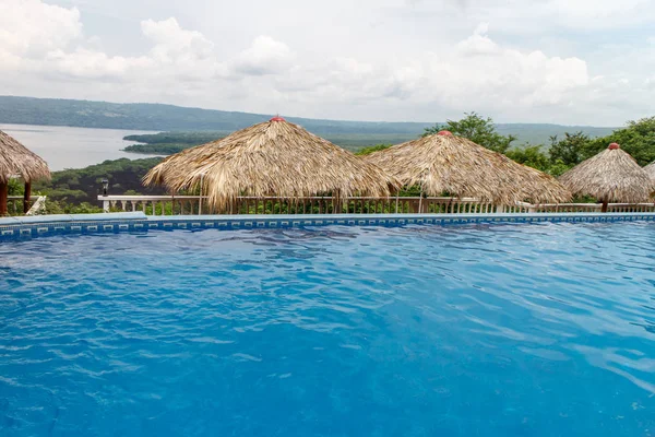 Piscina con sombrillas naturales —  Fotos de Stock