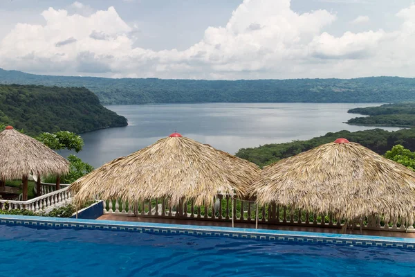 Piscina con sombrillas naturales —  Fotos de Stock