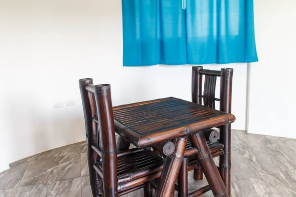 Drewno, stół i krzesła — Zdjęcie stockowe