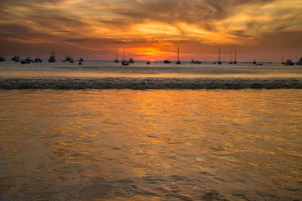 Солнце на пляже в Сан-Хуан-дель-Сур, Никарагуа — стоковое фото