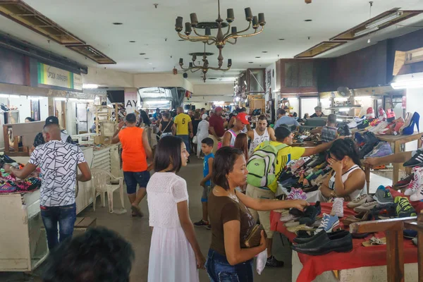 La Havana, Küba'dan Neptuno Caddesi'nde piyasa