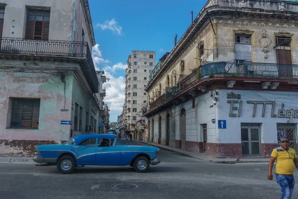 Vista de rua com carro azul velho em La Havana, Cuba — Fotografia de Stock