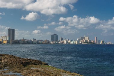 La Havana, Küba: Şehir görünümünden Malecón güneşli