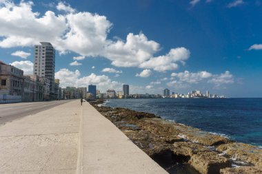 La Havana, Küba: Şehir görünümünden Malecón güneşli. Malecón