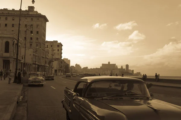 Malecon-Ansicht mit La Havana im Hintergrund, Vintage oder Retro-Stil — Stockfoto