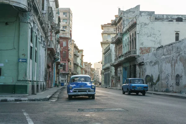 Vista de la calle desde el centro de La Habana, vida lechera cubana — Foto de Stock