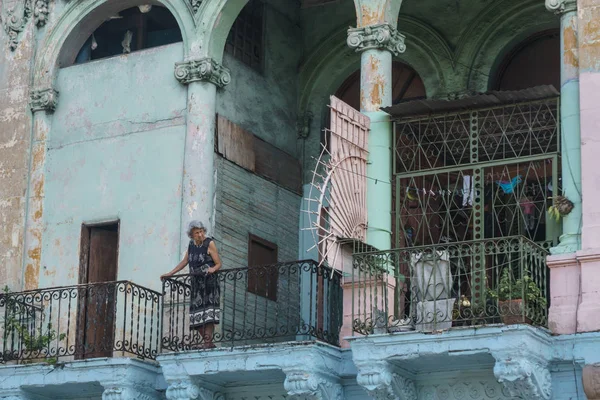 Vieille femme sur un vieux balcon de la maison de La Havane, Cuba — Photo