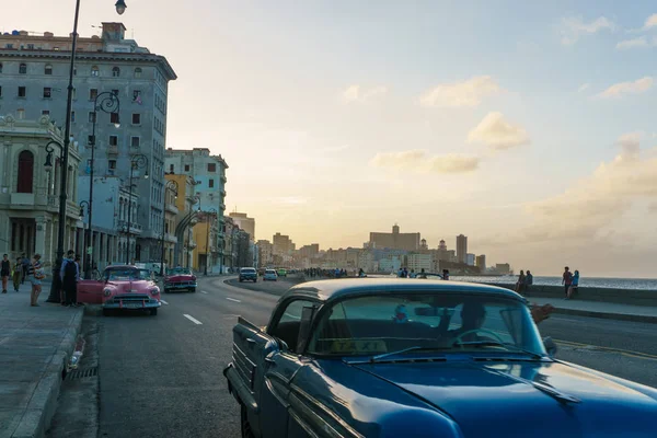 Vista típica de Malecon ao pôr-do-sol com La Havana, Cuba — Fotografia de Stock